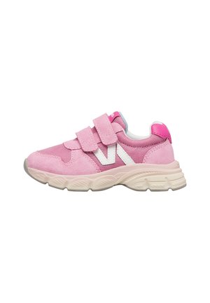 Scarpe da ginnastica rosa per bambini con doppio strap in velcro, logo "N" bianco, tomaia in mesh e camoscio, e suola beige testurizzata.