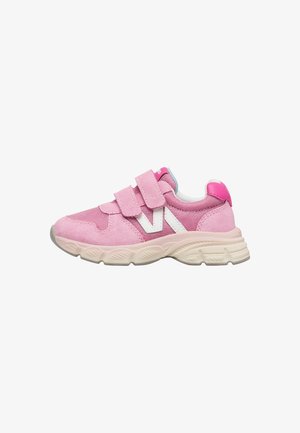 Baskets roses pour enfants avec double fermeture Velcro, logo "N" blanc, empeigne en mesh et suède, semelle texturée beige.