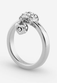 Anello d'argento con una parte superiore decorativa con pietre trasparenti e un ciondolo a forma di cuore pendente. Fascia liscia e lucida con una finitura brillante.