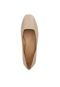 Beige leren pump met een vierkante neus en een V-vormige opening, voorzien van een gladde textuur en een subtiel geperst logo op de binnenzool.