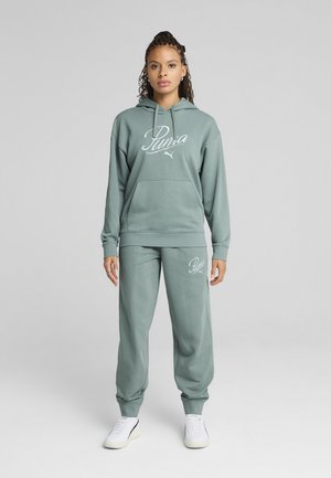 Groene hoodie en sweatpants set gemaakt van zachte stof, met een kangoeroezak, ribgebreide cuffs en witte logo accenten.