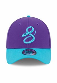 Lila und türkisfarbenes Baseballcap mit blauem, gesticktem Schlangenlogo auf der Vorderseite und einem "39THIRTY Medium-Large" Aufkleber auf dem Schirm.