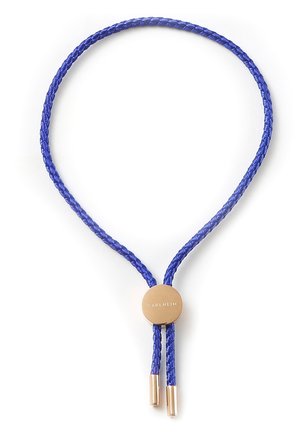 Collier en cordon tressé bleu avec fermoir ajustable doré gravé de "CARLHEIM" et embouts métalliques dorés.