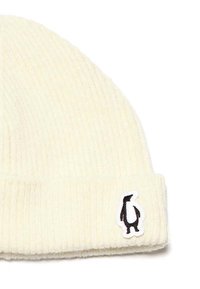 Cappello in maglia color crema con texture a coste e orlo piegato. Presenta una patch di un pinguino in bianco e nero sulla parte anteriore.