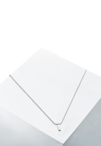 Sølv halskæde med en tynd kæde og en rektangulær vedhæng, sat mod en hvid baggrund. Enkel og geometrisk design.
