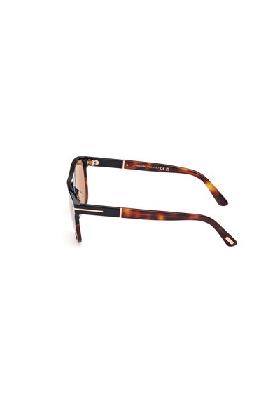 Gafas de sol de carey con lentes rectangulares, patillas acentuadas en negro y detalles dorados. Con protección UV certificada, diseño de marco elegante.