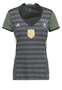 Koszulka piłkarska Niemiec, ciemnoszara z zielonymi akcentami, dekolt w serek, poziome paski, odznaka FIFA, logo Adidas, materiał oddychający.
