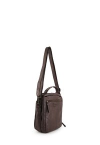 Bruine leren crossbody tas met verstelbare schouderband, bovenhandvat, voorvak met rits en een gladde textuur. Minimaal detail, compact ontwerp.