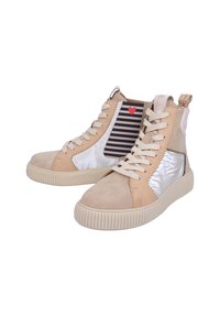 Sneaker alte con tomaia in suede beige e satin, pannello in tessuto a righe con un cuore rosso, e suola in gomma con dettagli testurizzati.