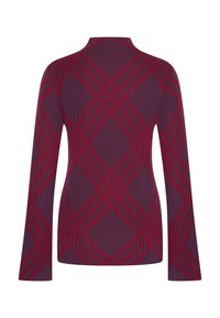 Maglione a coste di colore viola scuro con motivo a rombi rossi; presenta un colletto alto e maniche lunghe. La texture sembra morbida ed elastica.