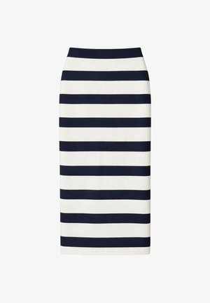 Gonna a tubino a righe orizzontali blu navy e bianche, lunghezza al ginocchio, con vita aderente e silhouette dritta su sfondo bianco.