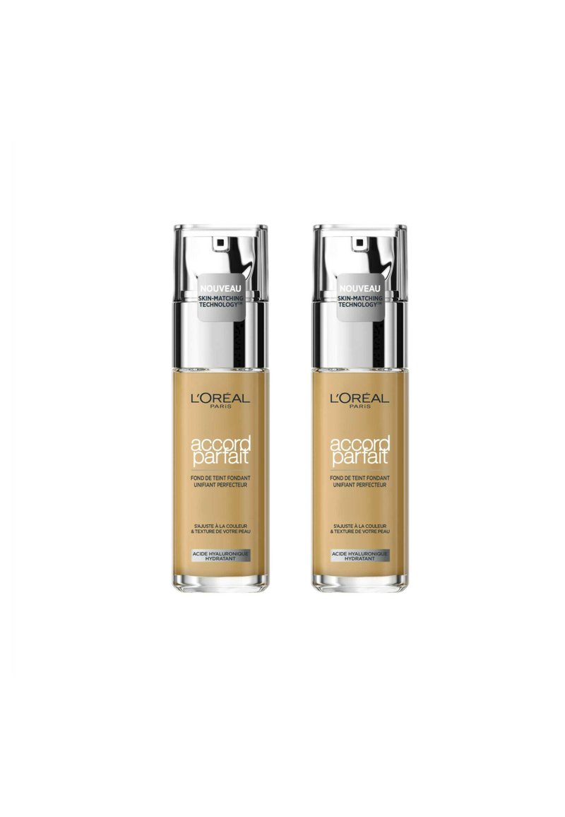 Deux bouteilles de fond de teint L'Oréal Accord Parfait, avec des contenants en verre transparent, des pompes argentées et un liquide beige à l'intérieur, étiquetées en français.