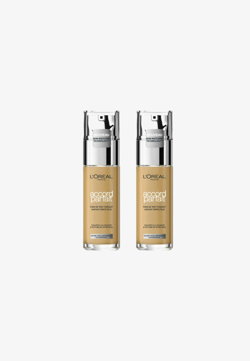 Deux bouteilles de fond de teint L'Oréal Accord Parfait, avec des contenants en verre transparent, des pompes argentées et un liquide beige à l'intérieur, étiquetées en français.