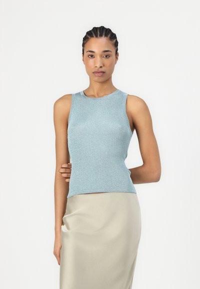 Débardeur bleu clair à côtes avec une coupe ajustée et un col rond, associé à une jupe en satin beige. Texture lisse et construction sans couture.