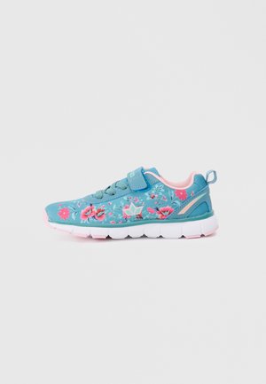 Türkise Sportschuh mit pinkem Blumenmuster, Mesh-Obermaterial, Klettverschluss und weißer Außensohle mit pinken Akzenten. Enthält eine verstärkte Fersenschlaufe.