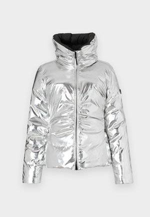 Casaco puffer prateado com uma superfície brilhante e refletora, gola alta, fecho através de zíper e textura em matelassé. Acentuado com interior preto.