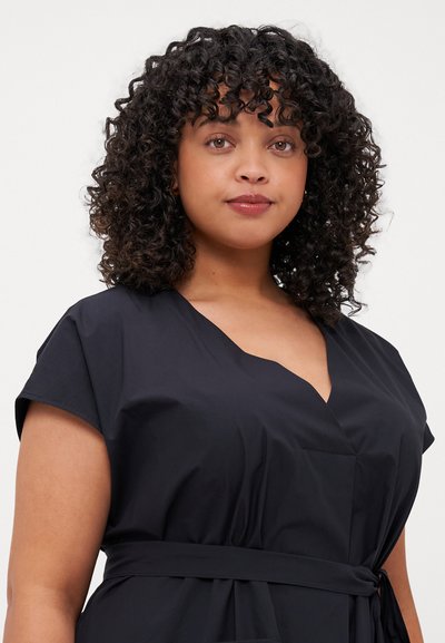 Vestito nero con maniche corte, scollatura a V, cintura in vita e gonna arricciata. Realizzato in un tessuto liscio, con un design minimale e senza fantasie.