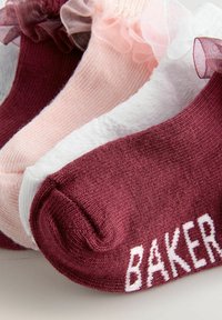 Tri páry členkových ponožiek: burgundská, ružová a biela. Vyrobené z mäkkej tkaniny s rebrovanou textúrou. Burgundský pár má vyšívané "BAKER."