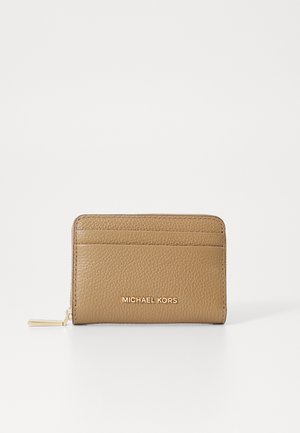 Kartenhalter aus braunem Leder mit strukturiertem Oberflächenmaterial, mehreren Kartenfächern und einem goldenen Logo-Akzent. Kompakte, rechteckige Form mit einem Reißverschluss-Zipper.