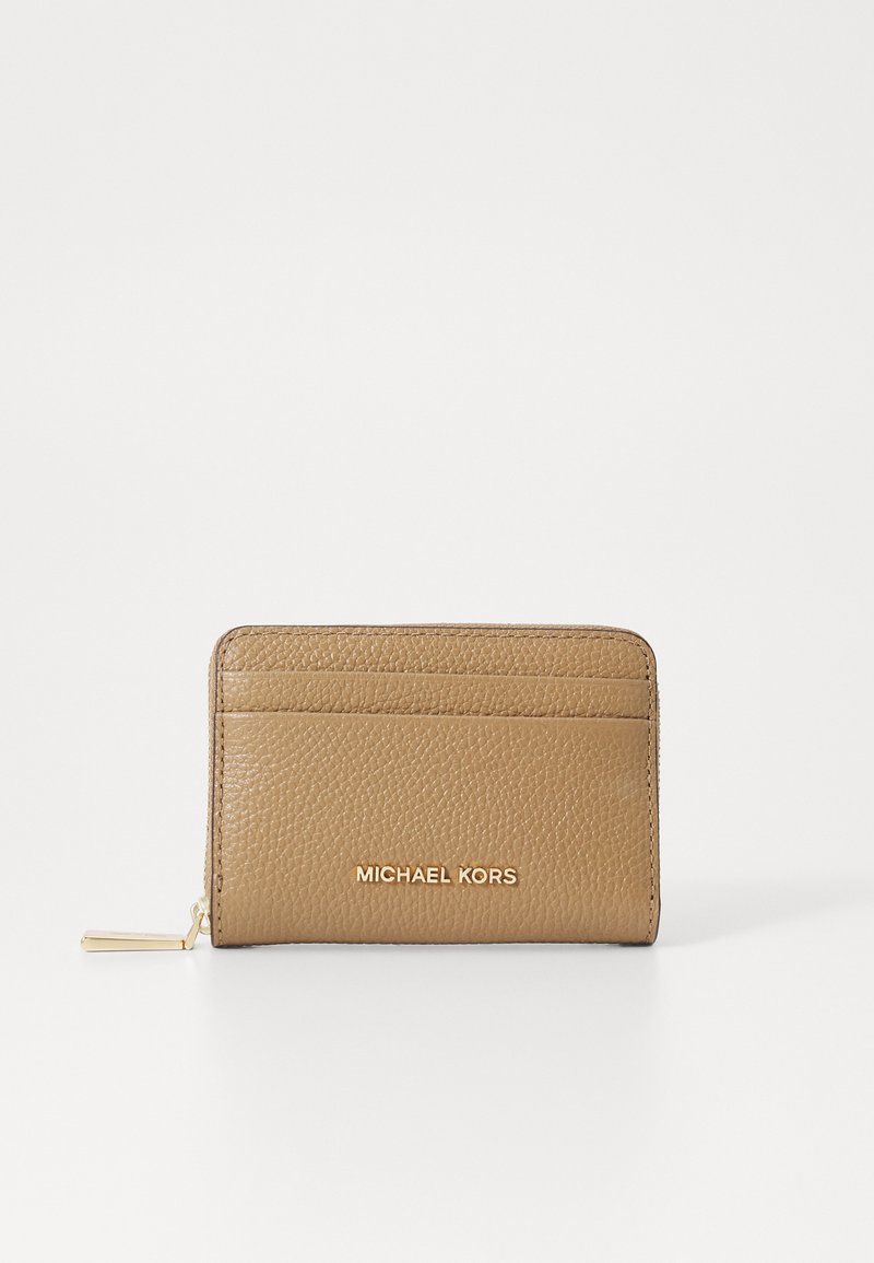 Porte-cartes en cuir couleur tan avec surface texturée, plusieurs emplacements pour cartes et un accent logo doré. Forme compacte et rectangulaire avec une tirette zippée.