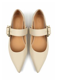 Ballerines beiges à bout pointu avec une large sangle et un accent en boucle dorée. En cuir lisse, avec une semelle intérieure rembourrée et des côtés ouverts.