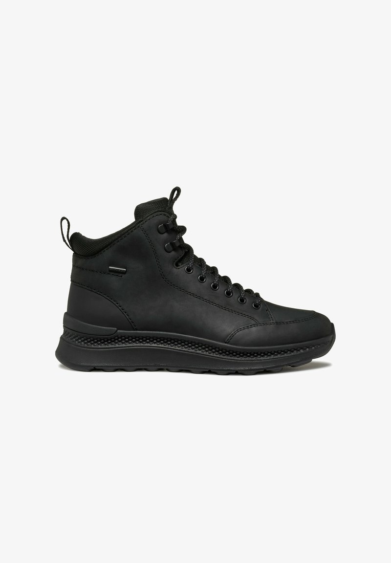 Czarne wysokie sneakersy wykonane z gładkiego materiału syntetycznego, z teksturowaną gumową podeszwą, okrągłym noskiem i sznurowaniem z metalowymi oczkami.