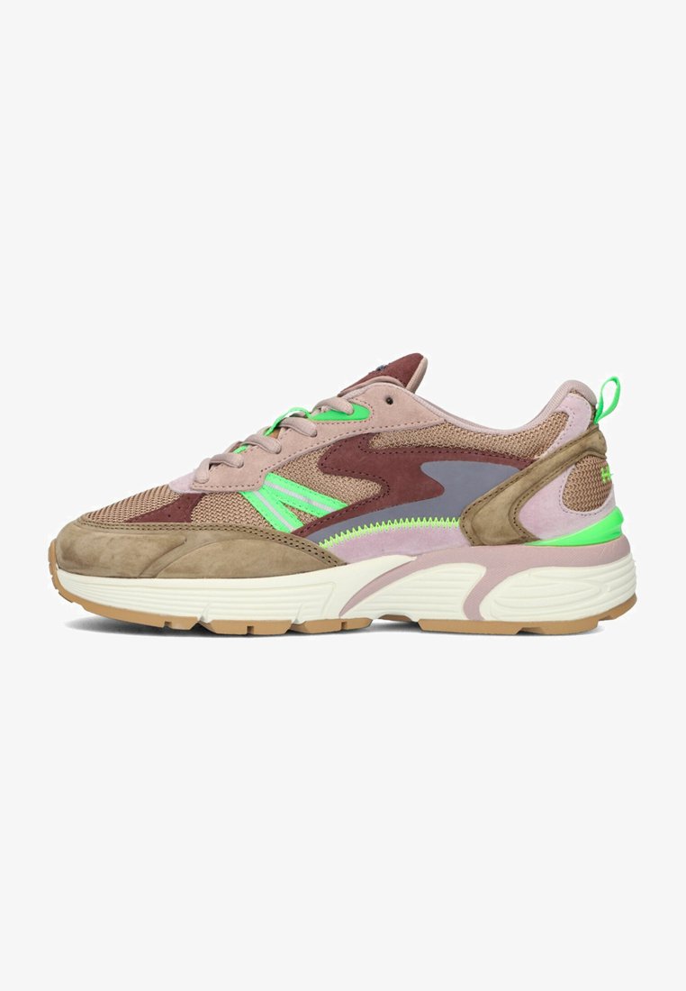 Sneakers aus einer Mischung aus braunen, rosa und grauen Materialien, mit grünen Akzenten, strukturiertem Stoff und einem auffälligen Sohlen-Design.