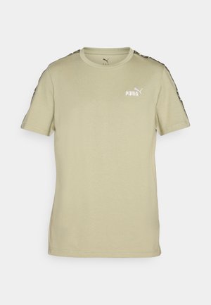 Lys olivengrønn kortærmet t-shirt lavet af blød bomuld. Har rund halsudskæring, logo på brystet og kontrasterende mønstrede ærmer.
