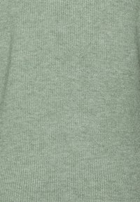 Sweter robiony na drutach, wykonany z miękkiego materiału w stonowanym zielonym kolorze. Posiada teksturowany prążkowany wzór na całej powierzchni.
