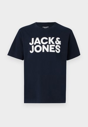 Tamno plava pamučna majica s velikim bijelim natpisom "JACK & JONES" sprijeda. Kratki rukavi i dizajn s okruglim izrezom.