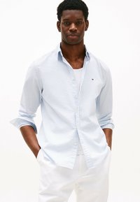 Tommy Hilfiger REGULAR FIT - Overhemd - breezy blue stripe