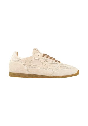 Sneaker in suede beige con design a collo, lacci marroni, suola in gomma testurizzata e dettagli di cucitura sottili sulla tomaia.