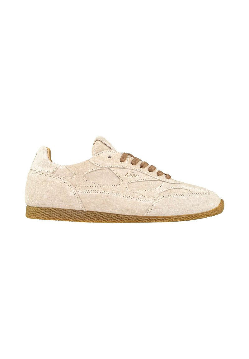 Sneaker in suede beige con design a collo, lacci marroni, suola in gomma testurizzata e dettagli di cucitura sottili sulla tomaia.