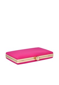 Clutch rosa con textura suave, que presenta un cierre y ribete en tono dorado, forma rectangular y diseño minimalista.