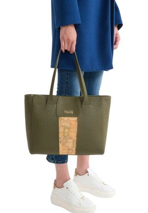 Borsa a mano verde oliva con una texture liscia, caratterizzata da un pannello centrale con motivo di mappa vintage e manici resistenti.