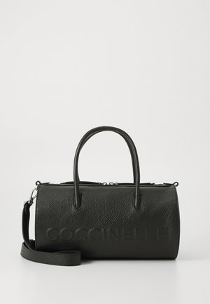 Sac à main cylindrique en cuir texturé noir avec doubles poignées, bandoulière amovible et logo « COCCINELLE » embossé sur le devant.