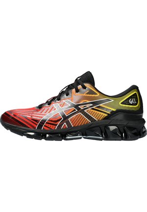Scarpa da corsa con una parte superiore grafica vibrante in rosso, arancio e giallo, accentuata da dettagli neri e una suola nera spessa e scolpita.
