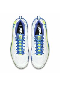 Weiße Sportschuhe mit strukturiertem Mesh-Design, blauen Schnürsenkeln und lebhaften grünen Akzenten. Mit "Wilson"-Markierung auf der Zunge und den Seiten.