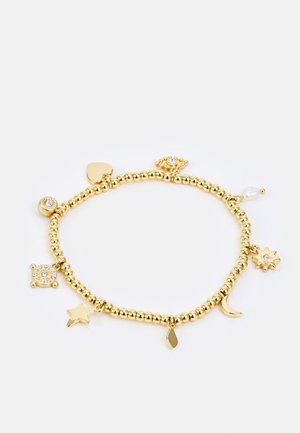 Guldperlearmbånd med hængende charms, inklusive hjerte, stjerne, måne, sol og små krystaller på en hvid baggrund.