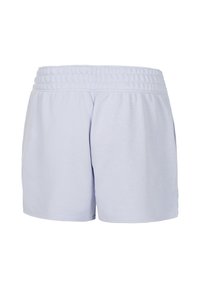 Ljusblå sportshorts med elastisk midja, mjuk textur och avslappnad passform, med en enkel design och inga synliga mönster.