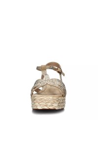 Sandalias espadrilles beige con tiras brillantes, suela de cuña de yute trenzado y hebilla ajustable, con diseño de dedo abierto y talón.