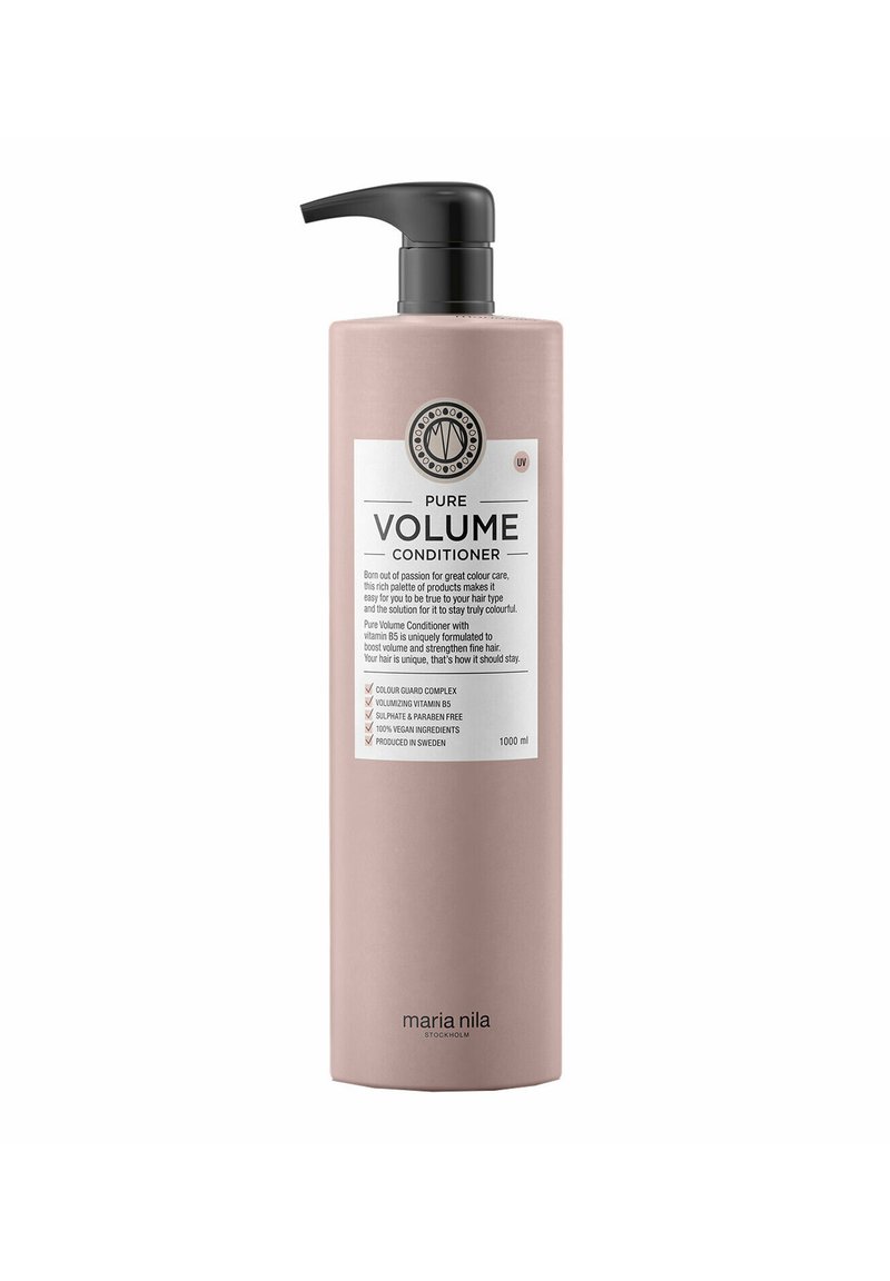 Lichtroze cilindervormige fles met conditioner en zwarte pomp, witte label met de tekst "Pure Volume" en bevat 1000 ml, gemarkeerd als vegan.