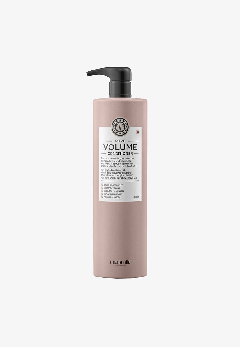 Lichtroze cilindervormige fles met conditioner en zwarte pomp, witte label met de tekst "Pure Volume" en bevat 1000 ml, gemarkeerd als vegan.