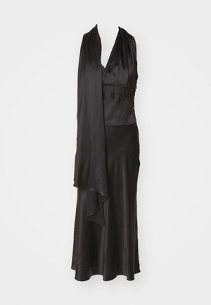 Vestido de noche de satén negro con un profundo escote en V, detalles de encaje en la cintura y una envoltura fluida que cae de manera elegante.