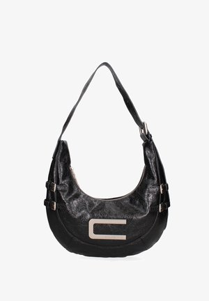 Borsa hobo nera con finitura testurizzata, caratterizzata da una forma curva, una tracolla regolabile e un grande elemento metallico sul davanti. Chiusura con zip.