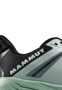 Czarno-zielony but sportowy z teksturowanej tkaniny, gumową podeszwą, siateczkowymi akcentami i wyraźnym białym logo "MAMMUT".