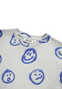 Sudadera de color gris claro con patrones de caras sonrientes azules, cuello redondo, material de algodón y una textura suave. Etiqueta de la marca visible en el escote.