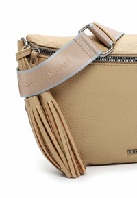 Beige nepleren tas met een textuur, voorzien van een ritssluiting en een afneembare schouderband met de opdruk "EMILY & NOAH". Inclusief franjes.
