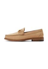 Mocasines de cuero marrón claro con textura trenzada en la parte frontal, acento de hardware dorado y suela plana marrón. Silueta clásica de zapato de barco.
