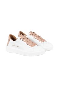 Sneakers in pelle bianca con una texture liscia, lacci beige e dettagli marrone chiaro. Presentano un design minimalista con una suola in gomma e un branding discreto.